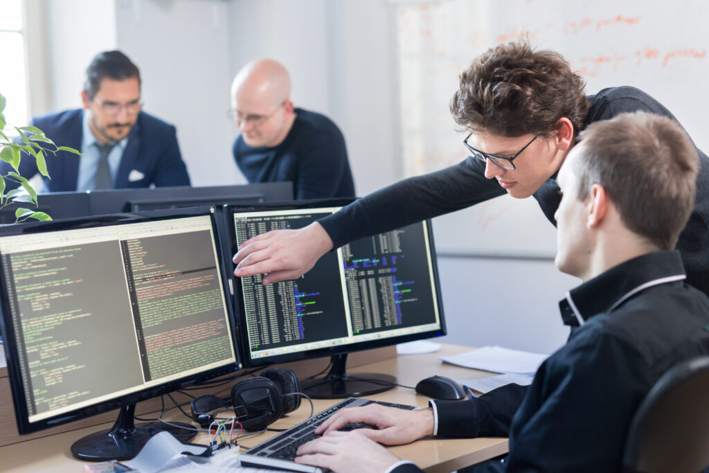 Twee IT-studenten die werken om een cyberaanval te voorkomen