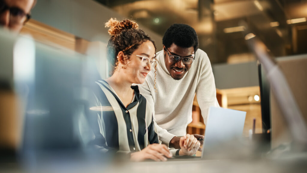 IT-talent helpt collega met Microsoft 365 support